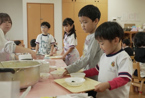 給食の配膳をする園児