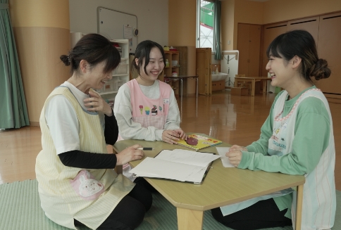 話し合いをする先生たち